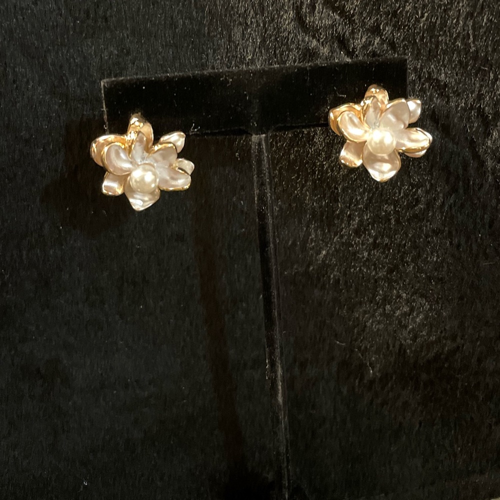 Fashion stud Pearl golden flower